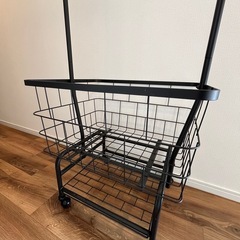 移動式カゴ付きハンガーラック　黒の画像