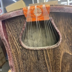 13弦お琴 並甲 すだれ彫り 舌に蒔絵の音色の良いの画像
