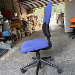 事務椅子ブルーの画像