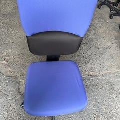 事務椅子ブルーの画像