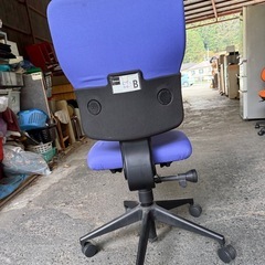 事務椅子ブルーの画像