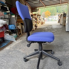 事務椅子ブルーの画像