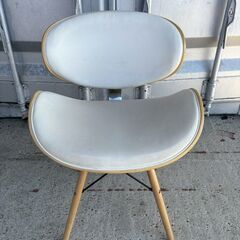 ホワイト×木製脚のデザインチェアの画像