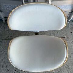 ホワイト×木製脚のデザインチェアの画像