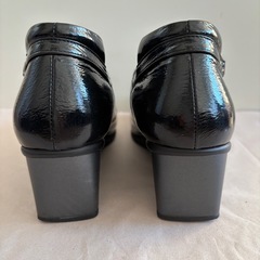ブラックエナメルレザーウェッジヒールパンプスの画像