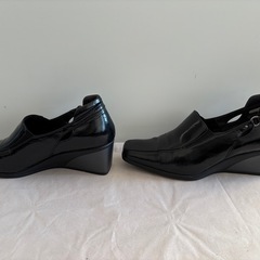 ブラックエナメルレザーウェッジヒールパンプスの画像