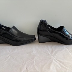 ブラックエナメルレザーウェッジヒールパンプスの画像