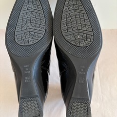 ブラックエナメルレザーウェッジヒールパンプスの画像