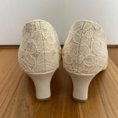 白レースパンプスの画像