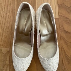 白レースパンプスの画像