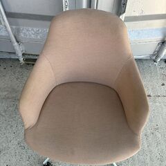 ベージュファブリックのキャスター付きチェアの画像