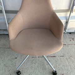 ベージュファブリックのキャスター付きチェアの画像