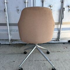 ベージュファブリックのキャスター付きチェアの画像