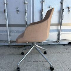 ベージュファブリックのキャスター付きチェアの画像