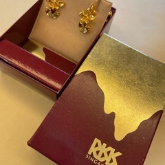 新品未使用🇸🇬海外製品お土産シンガポール　花型ゴールドイヤリングの画像