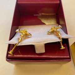 新品未使用🇸🇬海外製品お土産シンガポール　花型ゴールドイヤリングの画像