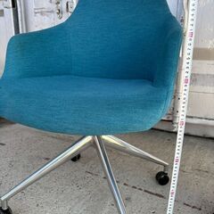 ブルーファブリックのキャスター付きチェアの画像