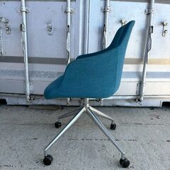 ブルーファブリックのキャスター付きチェアの画像