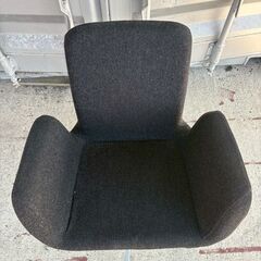 ブラックファブリックのキャスター付きチェアの画像