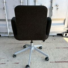 ブラックファブリックのキャスター付きチェアの画像