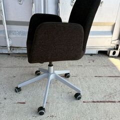 ブラックファブリックのキャスター付きチェアの画像