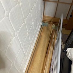 ベッドフレームとマットレスの画像