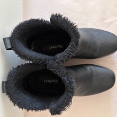 ファー付きブラックショートブーツの画像