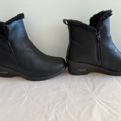 ファー付きブラックショートブーツの画像