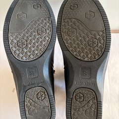 ファー付きブラックショートブーツの画像