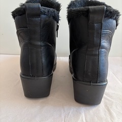 ファー付きブラックショートブーツの画像