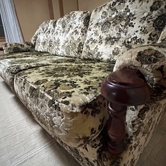 カリモク　三人掛けソファーの画像