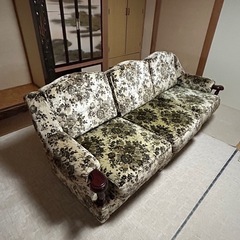 カリモク　三人掛けソファーの画像