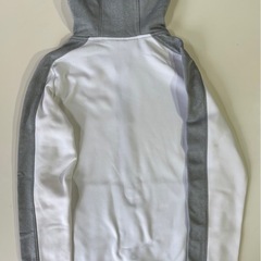 アンダーアーマーのパーカーの画像