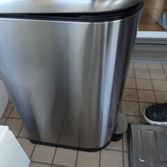 アマゾンベーシック　ゴミ箱　40L スリム型の画像