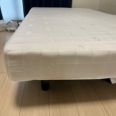 脚付きセミダブルベッドの画像