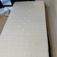 脚付きセミダブルベッドの画像