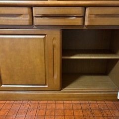 木製大きめ　食器棚の画像