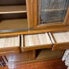 木製大きめ　食器棚の画像