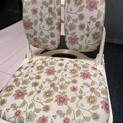 背中を支えてくれる回転座椅子の画像