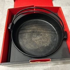 すき焼き鍋　南部鉄器　鉄鍋 すき鍋 ツル付　26㎝　岩鋳　牛鍋　日本製　一生物　ガス・直火・IH等使用可の画像