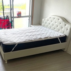 ダブルベッドフレームとマットレスの画像