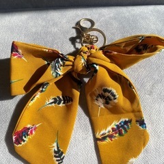 新品　リボンチャーム　マスタード色　羽模様　シルク風チャームの画像