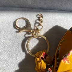 新品　リボンチャーム　マスタード色　羽模様　シルク風チャームの画像