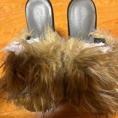 ファーサンダルパンプスの画像