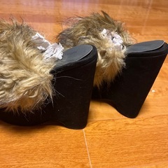 ファーサンダルパンプスの画像