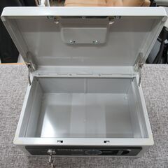 アイリスオーヤマ 手提げ金庫 SBX-A5 鍵付き G-2533の画像