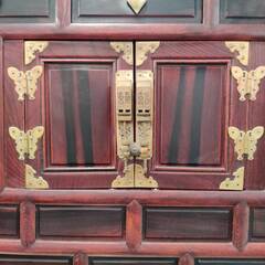 【愛品倶楽部柏店】デザインキャビネット 韓国家具 各所キズ多め ※カンヌキ部分は鍵欠品にて外せません。の画像