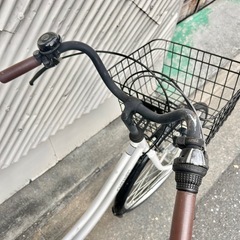 自転車 6段 変速 ギア 26インチ 街乗り 町乗り ママチャリ シティサイクル カゴ付き ライト付き 白 ホワイトの画像