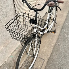 自転車 6段 変速 ギア 26インチ 街乗り 町乗り ママチャリ シティサイクル カゴ付き ライト付き 白 ホワイトの画像