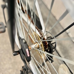 自転車 6段 変速 ギア 26インチ 街乗り 町乗り ママチャリ シティサイクル カゴ付き ライト付き 白 ホワイトの画像